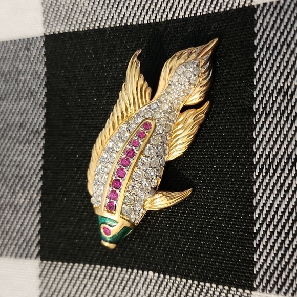 Retired Swarovski Stamped Pave  Crystal Fish Pin - Picture 1 of 5